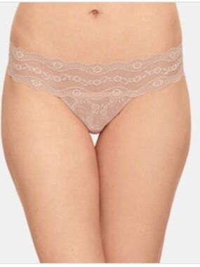 B. Tempt'd by Wacoal Lace Kiss Bikini